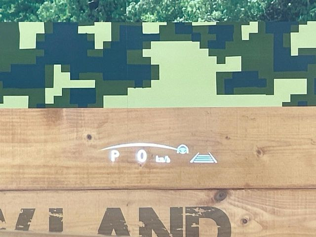 �y�w�b�h�A�b�v�f�B�X�v���C�z���݂̑��x�⑖�s�����f�W�^���\���ŉ^�]�ȑO���̃K���X�ɓ��e!�^�]���A�ڐ������炳���K�v�ȏ����m�F�ł���̂łƂ��Ă��֗��ň��S!