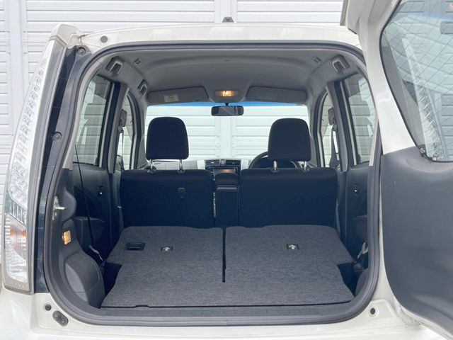 ���i�̂���������ʋ΁A���}���ɏ\���ȉ׎��X�y�[�X���m�ۂ��Ă���܂��B�Z�J���h�V�[�g��|���ƁA�傫�ȉו��̐ύڂ��\�ł���