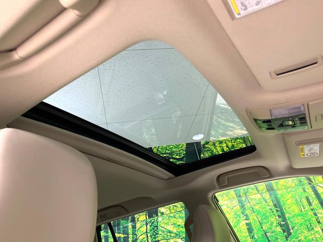 【サンルーフ】開放感たっぷりの希少装備、サンルーフが装着されています!車内に明かりを取り入れたり景色を楽しむ以外にも、車内の空気も簡単に換気できて快適です!