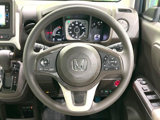 �C���e���A�ɍ��킹���f�U�C���̃X�e�A�����O�́A�^�]�������̂��Ƃ��l���A�^�]���₷���`��A�傫���ł��B�����x�A���ۂɐG���Ă��m���߂��������B