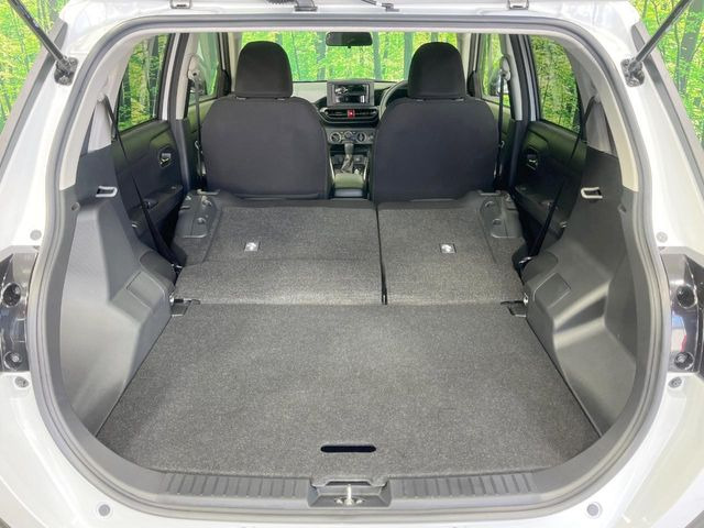 ���i�̂���������ʋ΁A���}���ɏ\���ȉ׎��X�y�[�X���m�ۂ��Ă���܂��B�Z�J���h�V�[�g��|���ƁA�傫�ȉו��̐ύڂ��\�ł���