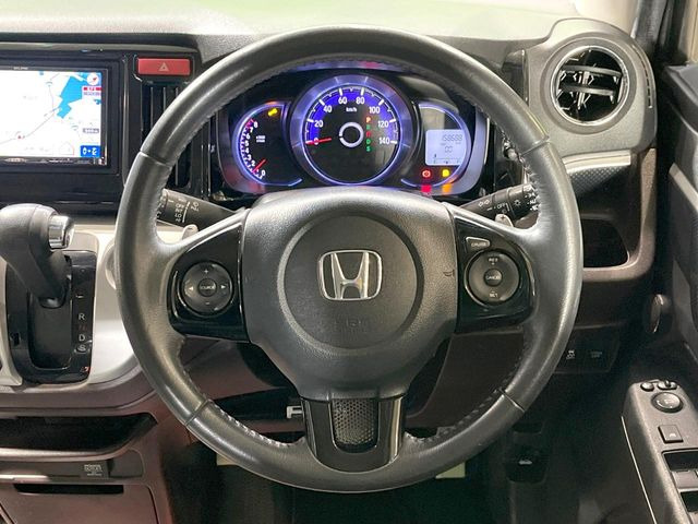 �C���e���A�ɍ��킹���f�U�C���̃X�e�A�����O�́A�^�]�������̂��Ƃ��l���A�^�]���₷���`��A�傫���ł��B�����x�A���ۂɐG���Ă��m���߂��������B