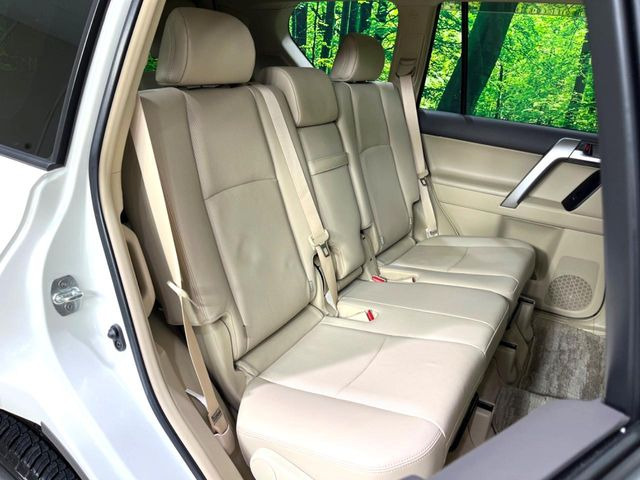 後部座席も気になるようなキズ・汚れやへたり等、大きなダメージはなく、良好な状態です。