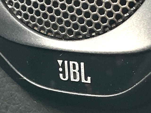 �yJBL�T�E���h�V�X�e���z���i�ʃT�E���h�V�X�e���𓋍ځB��p�̃`���[�j���O���{���ꂽ�召�l�X�ȃX�s�[�J�[����ǎ��ȃT�E���h���t�ł��A�Տꊴ���ӂ�鉹����Ԃ����o���܂��B