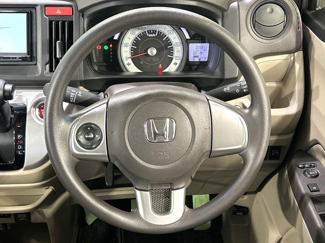 �C���e���A�ɍ��킹���f�U�C���̃X�e�A�����O�́A�^�]�������̂��Ƃ��l���A�^�]���₷���`��A�傫���ł��B�����x�A���ۂɐG���Ă��m���߂��������B