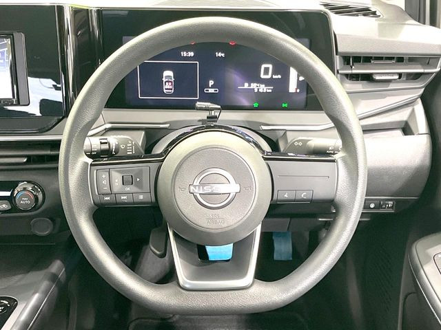 �C���e���A�ɍ��킹���f�U�C���̃X�e�A�����O�́A�^�]�������̂��Ƃ��l���A�^�]���₷���`��A�傫���ł��B�����x�A���ۂɐG���Ă��m���߂��������B