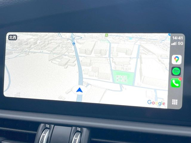 ��Apple Car Play:�X�}�z�Ƃ̗L���ڑ��ŁA�i�r�E�I�[�f�B�I�Đ��ȂǃX�}�z�̃A�v���@�\����ʂł��g����֗��@�\�ł�!