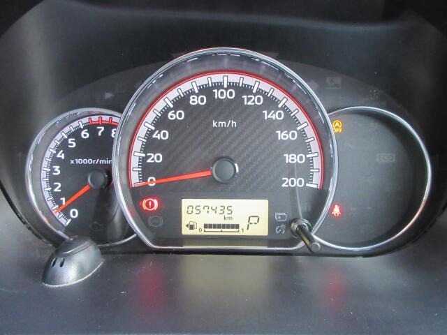 3�ɕ����ꂽ���[�^�[�p�l���͋@�\���Ƃɕ�����Ă���̂ŁA�Ԃ̏󋵂����f���₷���A���₷���f�U�C���ƂȂ��Ă���܂��B