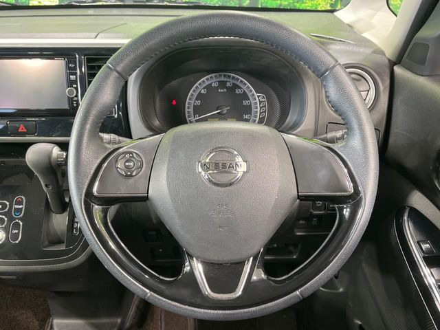 �C���e���A�ɍ��킹���f�U�C���̃X�e�A�����O�́A�^�]�������̂��Ƃ��l���A�^�]���₷���`��A�傫���ł��B�����x�A���ۂɐG���Ă��m���߂��������B