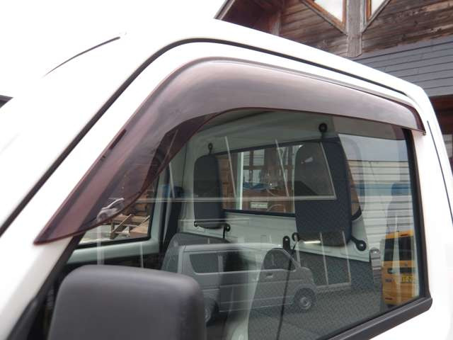 �J�̓��̊��C�╗�̉e�����y�����Ă����T�C�h�o�C�U�[��