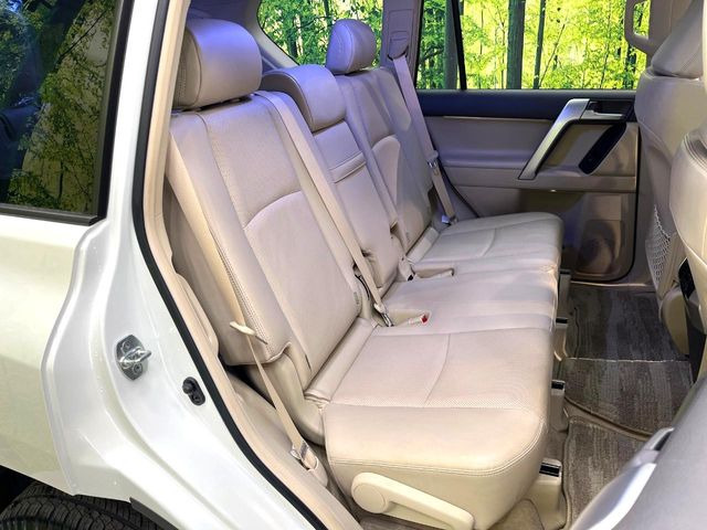 後部座席も気になるようなキズ・汚れやへたり等、大きなダメージはなく、良好な状態です。