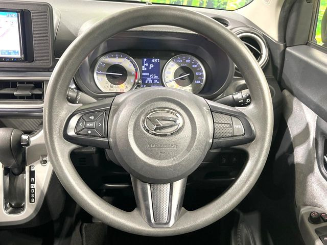 �C���e���A�ɍ��킹���f�U�C���̃X�e�A�����O�́A�^�]�������̂��Ƃ��l���A�^�]���₷���`��A�傫���ł��B�����x�A���ۂɐG���Ă��m���߂��������B