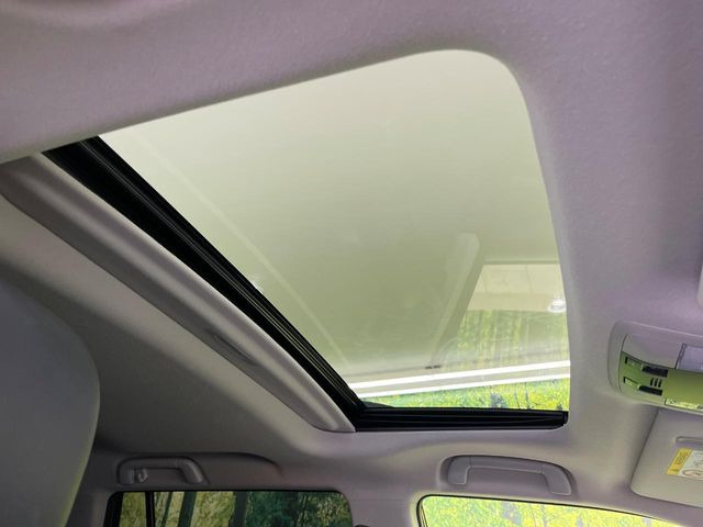 【サンルーフ】開放感たっぷりの希少装備、サンルーフが装着されています!車内に明かりを取り入れたり景色を楽しむ以外にも、車内の空気も簡単に換気できて快適です!