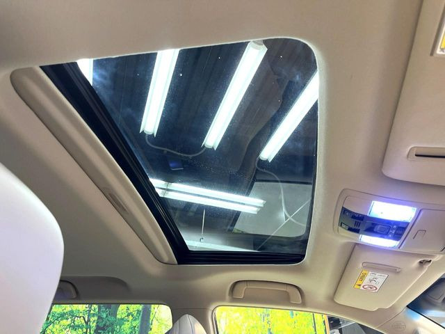 【サンルーフ】開放感たっぷりの希少装備、サンルーフが装着されています!車内に明かりを取り入れたり景色を楽しむ以外にも、車内の空気も簡単に換気できて快適です!