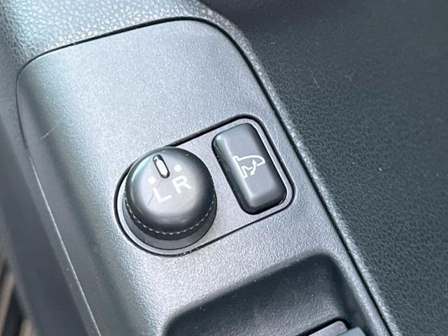 �y�d���i�[�~���[�z�T�C�h�~���[�͓d���i�[���ƂȂ��Ă���A�������ԏ�ł��L�Y�������X�N��}�����܂��B