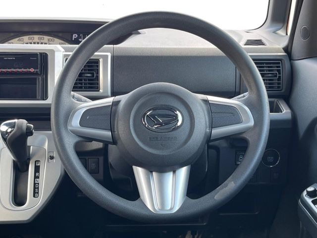 �C���e���A�ɍ��킹���f�U�C���̃X�e�A�����O�́A�^�]�������̂��Ƃ��l���A�^�]���₷���`��A�傫���ł��B�����x�A���ۂɐG���Ă��m���߂��������B