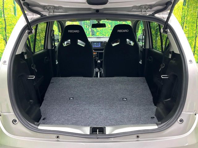 ���i�̂���������ʋ΁A���}���ɏ\���ȉ׎��X�y�[�X���m�ۂ��Ă���܂��B�Z�J���h�V�[�g��|���ƁA�傫�ȉו��̐ύڂ��\�ł���