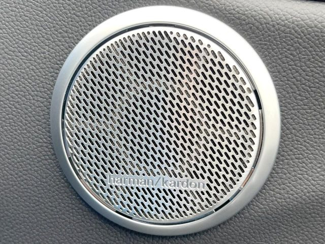 ��harman/kardon�T�E���h�V�X�e��:�I�[�f�B�I��僁�[�J�[����|����v���~�A���X�s�[�J�[�𑕔��B�����̃X�s�[�J�[����A���̗������܂ŕ����鍂�i���ȉ��y�����y���݂��������܂��B