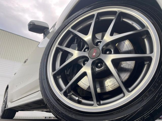 �y�O���[�h��p����18�C���`�A���~�z�C�[���z�f�U�C�����̍��������A���~�z�C�[���𑕒����Ă���܂��B�e��ЊO�A���~�z�C�[����A�X�^�b�h���X�^�C�����戵�����Ă���܂��B���񂲑��k����������