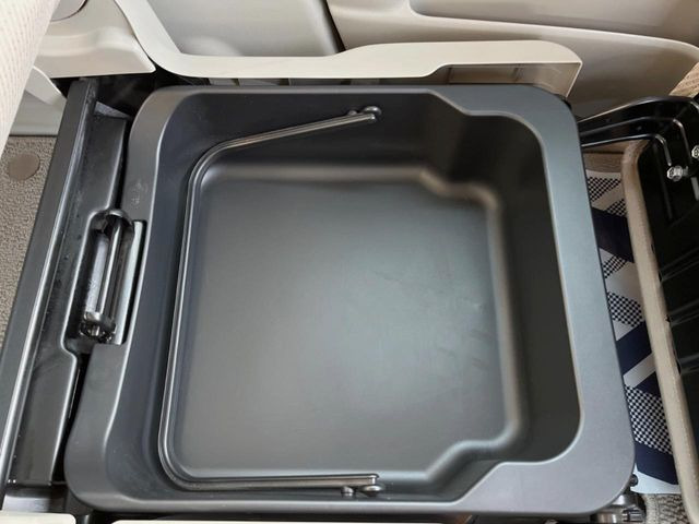 �y�V�[�g�A���_�[�{�b�N�X�z�V�[�g�̉��ɑ�e�ʂ̎��[�X�y�[�X��������Ă���A�C���ԃO�b�Y�ȂǁA�O���猩��ꂽ���Ȃ����̂�����������[�ł��ĕ֗�!