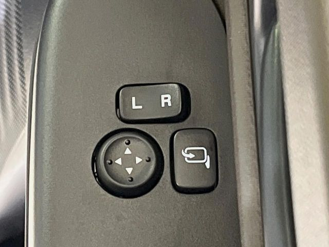 �y�d���i�[�~���[�z�T�C�h�~���[�͓d���i�[���ƂȂ��Ă���A�������ԏ�ł��L�Y�������X�N��}�����܂��B