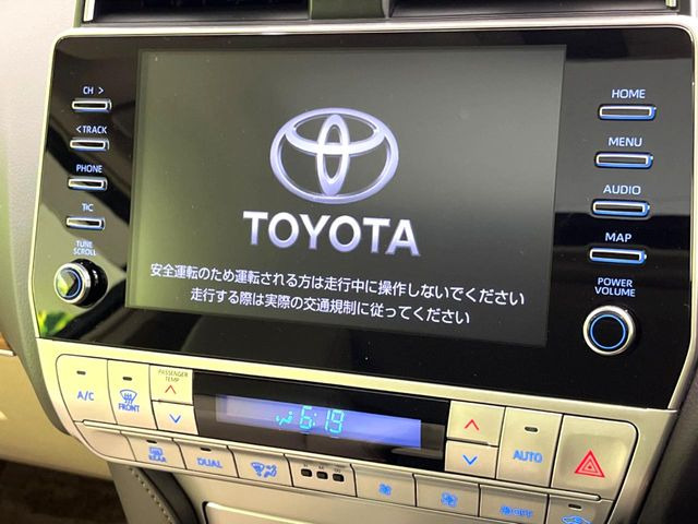 【純正ナビ】人気の純正ナビを装備しております。ナビの使いやすさはもちろん、オーディオ機能も充実!キャンプや旅行はもちろん、通勤や買い物など普段のドライブも楽しくなるはず♪