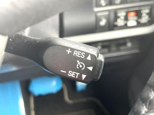 【クルーズコントロール】高速道路もラクラク走行。アクセルを離しても一定速度で走行ができ、長距離運転時の負担を軽減!加速・減速も簡単なスイッチ操作で調整できます。