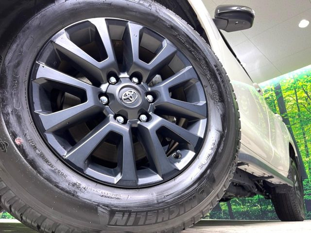【純正18インチアルミホイール】外観にマッチした純正アルミホイールを装着しております。各種社外アルミホイールや、スタッドレスタイヤも取扱いしております。是非ご相談ください♪