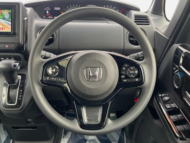 �C���e���A�ɍ��킹���f�U�C���̃X�e�A�����O�́A�^�]�������̂��Ƃ��l���A�^�]���₷���`��A�傫���ł��B�����x�A���ۂɐG���Ă��m���߂��������B