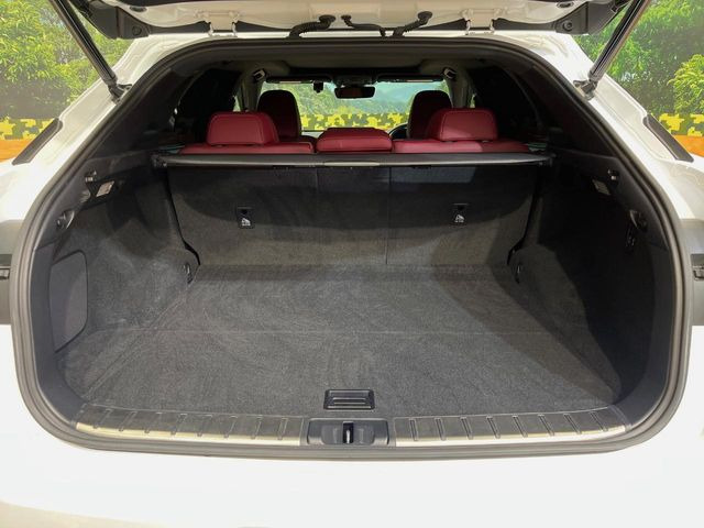 ���i�̂���������ʋ΁A���}���ɏ\���ȉ׎��X�y�[�X���m�ۂ��Ă���܂��B�Z�J���h�V�[�g��|���ƁA�傫�ȉו��̐ύڂ��\�ł���