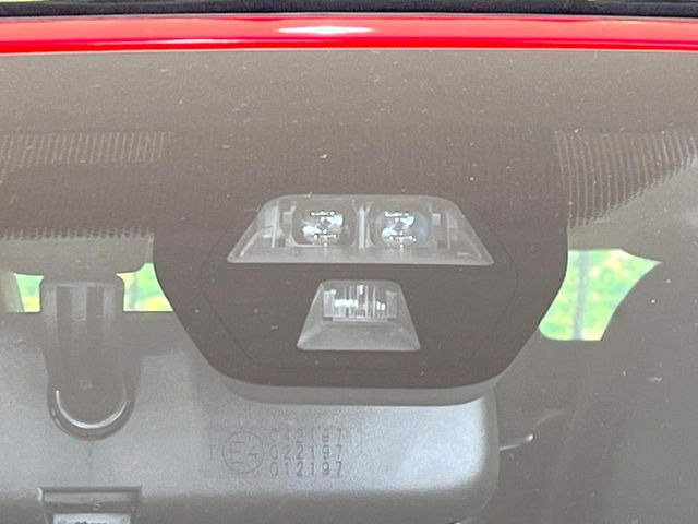 �y�z���_�Z���V���O�z���s���ɑO���̎ԗ�����F�����A�Փ˂������Ȏ��͌x��ƃu���[�L�ŏՓˉ���Ɣ�Q�y�����A�V�X�g�B�����S�Ƀh���C�u�����y���݂��������܂��B