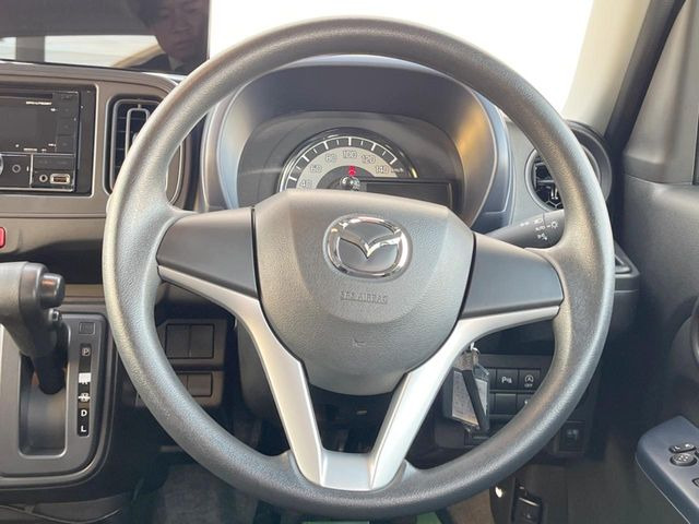 �C���e���A�ɍ��킹���f�U�C���̃X�e�A�����O�́A�^�]�������̂��Ƃ��l���A�^�]���₷���`��A�傫���ł��B�����x�A���ۂɐG���Ă��m���߂��������B