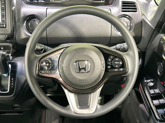 �C���e���A�ɍ��킹���f�U�C���̃X�e�A�����O�́A�^�]�������̂��Ƃ��l���A�^�]���₷���`��A�傫���ł��B�����x�A���ۂɐG���Ă��m���߂��������B