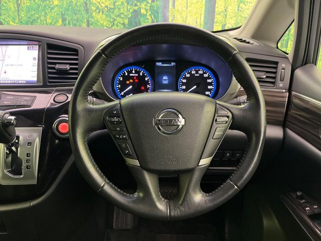 �C���e���A�ɍ��킹���f�U�C���̃X�e�A�����O�́A�^�]�������̂��Ƃ��l���A�^�]���₷���`��A�傫���ł��B�����x�A���ۂɐG���Ă��m���߂��������B