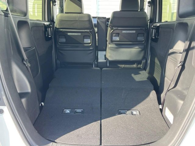 ���i�̂���������ʋ΁A���}���ɏ\���ȉ׎��X�y�[�X���m�ۂ��Ă���܂��B�Z�J���h�V�[�g��|���ƁA�傫�ȉו��̐ύڂ��\�ł���