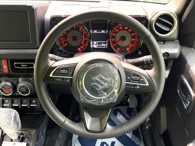 �C���e���A�ɍ��킹���f�U�C���̃X�e�A�����O�́A�^�]�������̂��Ƃ��l���A�^�]���₷���`��A�傫���ł��B�����x�A���ۂɐG���Ă��m���߂��������B