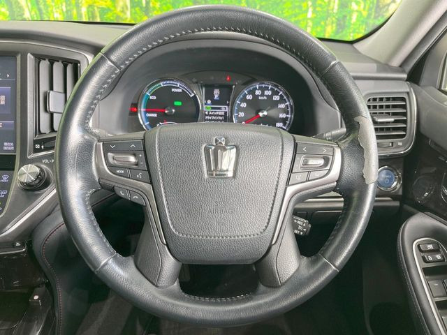 �C���e���A�ɍ��킹���f�U�C���̃X�e�A�����O�́A�^�]�������̂��Ƃ��l���A�^�]���₷���`��A�傫���ł��B�����x�A���ۂɐG���Ă��m���߂��������B