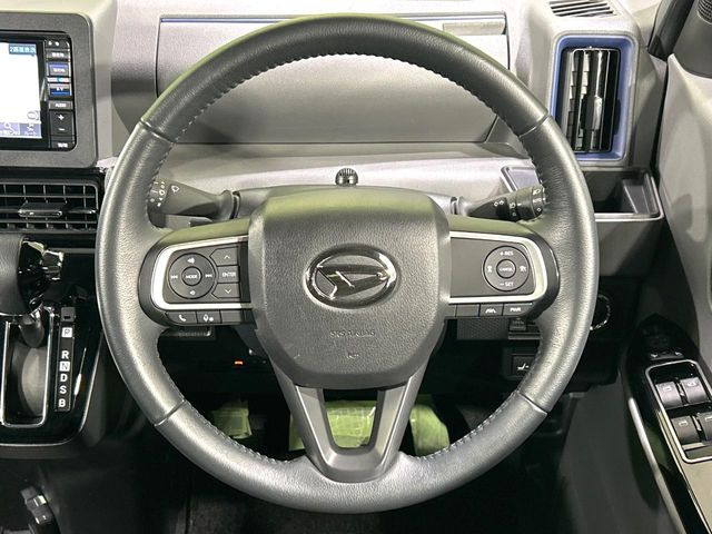 �C���e���A�ɍ��킹���f�U�C���̃X�e�A�����O�́A�^�]�������̂��Ƃ��l���A�^�]���₷���`��A�傫���ł��B�����x�A���ۂɐG���Ă��m���߂��������B