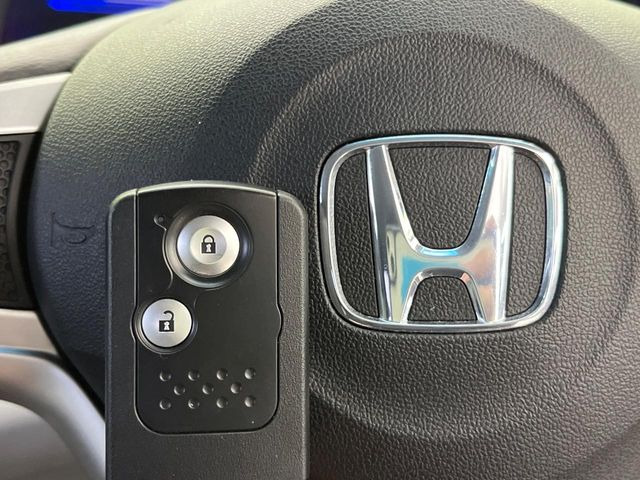 �yHonda�X�}�[�g�L�[�z�J�o����|�P�b�g�ɓ��ꂽ�܂܂ł��h�A�̎{���E�������\�ȃX�}�[�g�L�[�𑕔��B�G���W���̃I���E�I�t�����J�M�����o���K�v����������Ƃ��Ă��֗��ł���