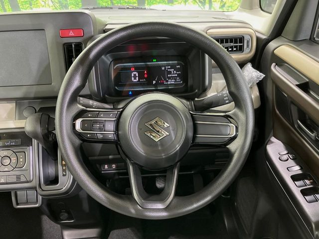 �C���e���A�ɍ��킹���f�U�C���̃X�e�A�����O�́A�^�]�������̂��Ƃ��l���A�^�]���₷���`��A�傫���ł��B�����x�A���ۂɐG���Ă��m���߂��������B