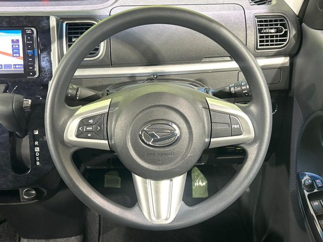 �C���e���A�ɍ��킹���f�U�C���̃X�e�A�����O�́A�^�]�������̂��Ƃ��l���A�^�]���₷���`��A�傫���ł��B�����x�A���ۂɐG���Ă��m���߂��������B