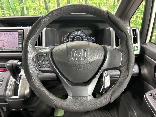 �C���e���A�ɍ��킹���f�U�C���̃X�e�A�����O�́A�^�]�������̂��Ƃ��l���A�^�]���₷���`��A�傫���ł��B�����x�A���ۂɐG���Ă��m���߂��������B