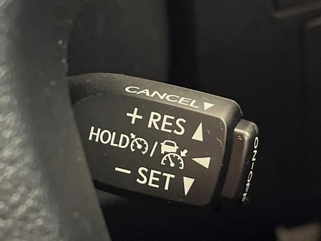 【レーダークルーズコントロール】高速道路での長距離走行が楽に!!自動で速度を保つクルーズコントロールが、衝突軽減システムと連携し、前方の車両を感知して車間を保つように速度調節してくれます!!