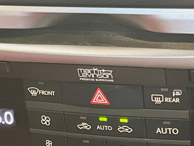 �y�}�[�N���r���\���T�E���h�V�X�e���z���[�J�[�I�v�V�����̍��i�ʃT�E���h�V�X�e���𓋍ځB��p�̃`���[�j���O���{���ꂽ�召�l�X�ȃX�s�[�J�[����ǎ��ȃT�E���h���t�ł��A�Տꊴ���ӂ�鉹����Ԃ����o���܂��B