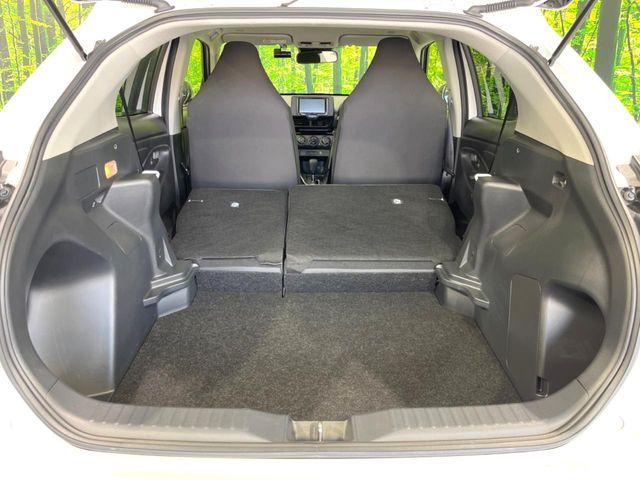 ���i�̂���������ʋ΁A���}���ɏ\���ȉ׎��X�y�[�X���m�ۂ��Ă���܂��B�Z�J���h�V�[�g��|���ƁA�傫�ȉו��̐ύڂ��\�ł���