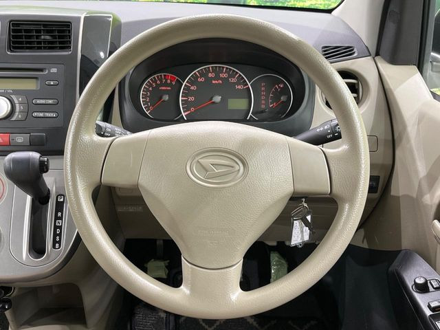 �C���e���A�ɍ��킹���f�U�C���̃X�e�A�����O�́A�^�]�������̂��Ƃ��l���A�^�]���₷���`��A�傫���ł��B�����x�A���ۂɐG���Ă��m���߂��������B