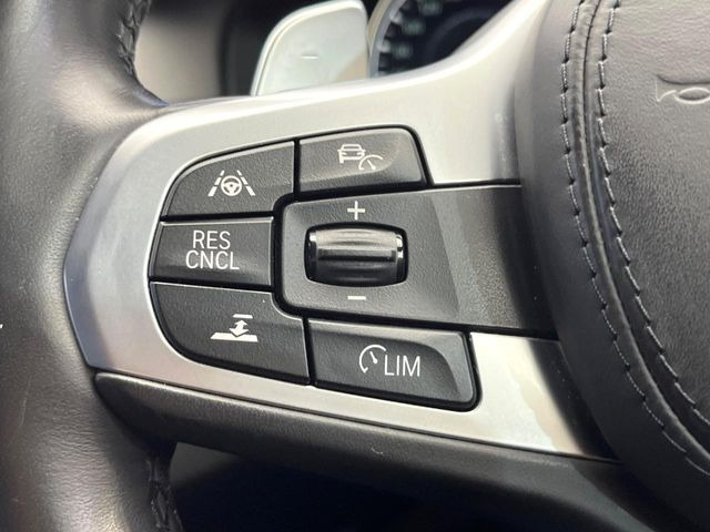 ●レーダークルーズコントロール:前の車との車間距離を一定にとりつつ、一定速度で自動走行してくれる次世代のクルーズコントロール!主に高速道路や自動車専用道路で使用する便利な機能です!