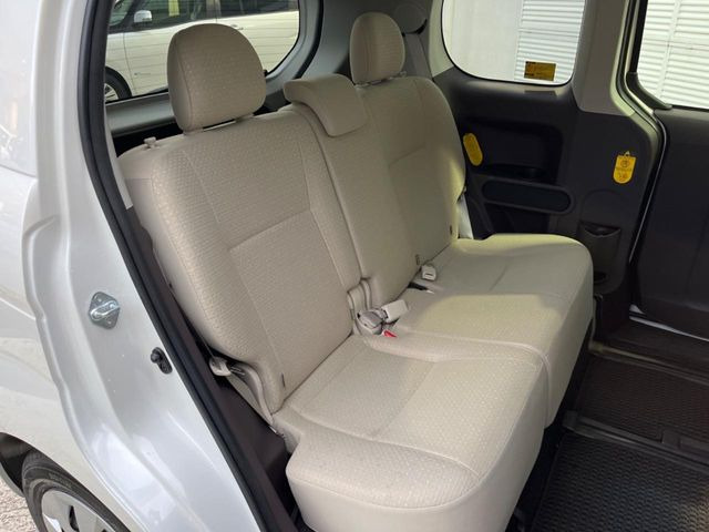 �R���p�N�g�J�[�ł����A�Z�J���h�V�[�g�͏\���ȍL����������K�ɂ���肢�������܂���V�[�g��|���đ傫�ȉו���ς񂾂�ƁA�p�r�̕����L��1��ł��B