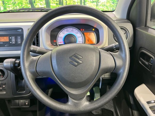 �C���e���A�ɍ��킹���f�U�C���̃X�e�A�����O�́A�^�]�������̂��Ƃ��l���A�^�]���₷���`��A�傫���ł��B�����x�A���ۂɐG���Ă��m���߂��������B