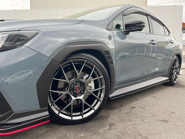 �y�O���[�h��p����19�C���`�A���~�z�C�[���z�f�U�C�����̍��������A���~�z�C�[���𑕒����Ă���܂��B�e��ЊO�A���~�z�C�[����A�X�^�b�h���X�^�C�����戵�����Ă���܂��B���񂲑��k����������